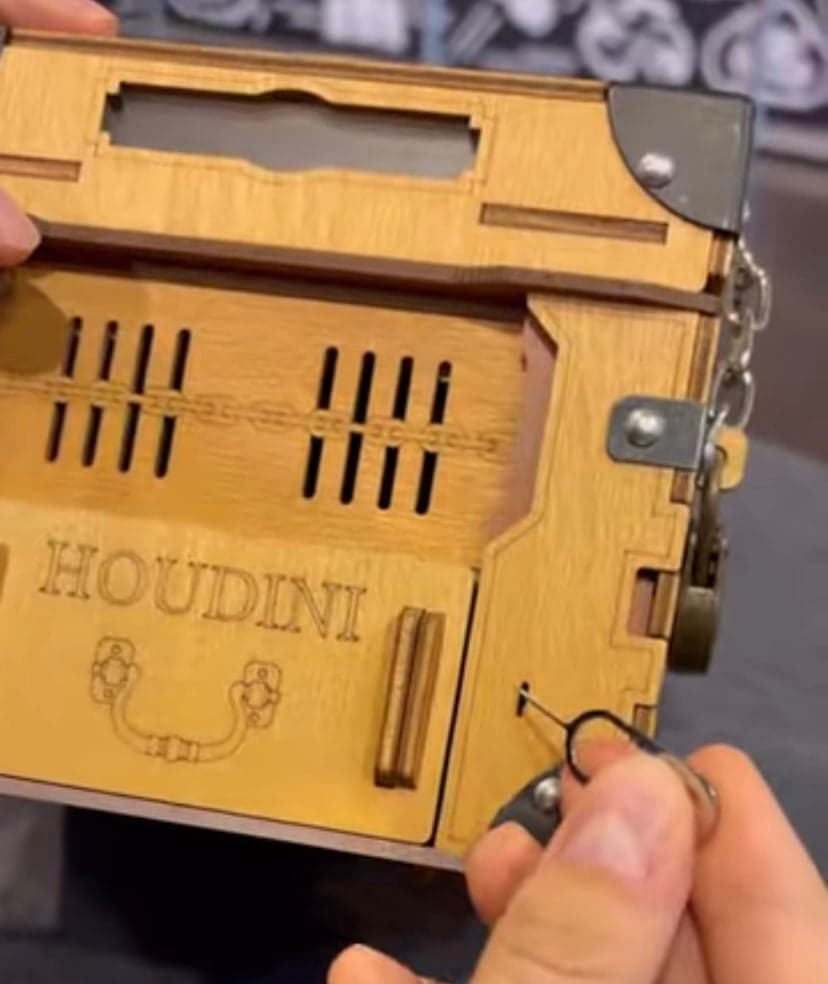 Die Houdini Box mit sichtbarem Ein-Aus-Schieber